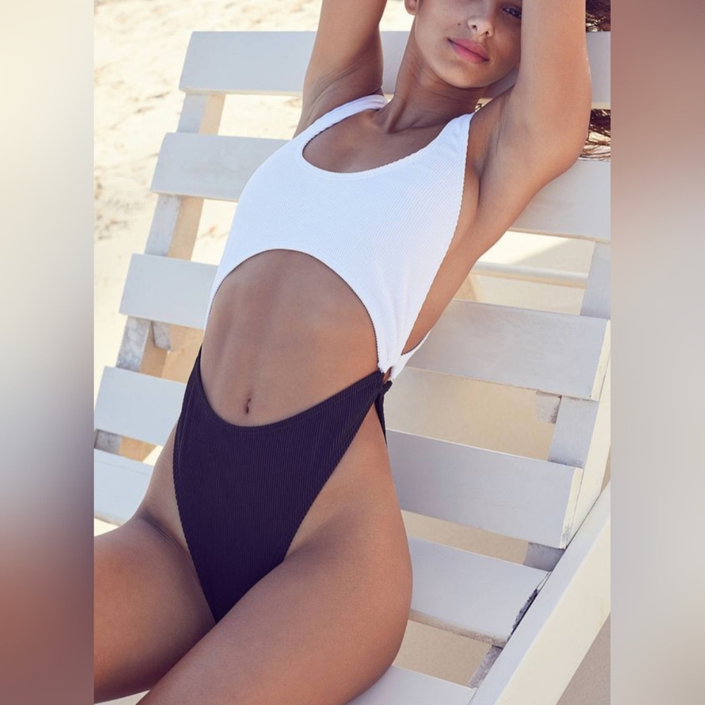 Out From Under Peek-A-Boo Ring One-Piece Swimsuit Size Small
